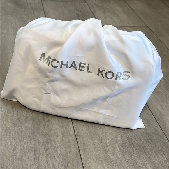 Michael Kors NWOT White Fultan Large Pebbled Leather Crossbody Bag Gold Accent - Picture 13 of 14